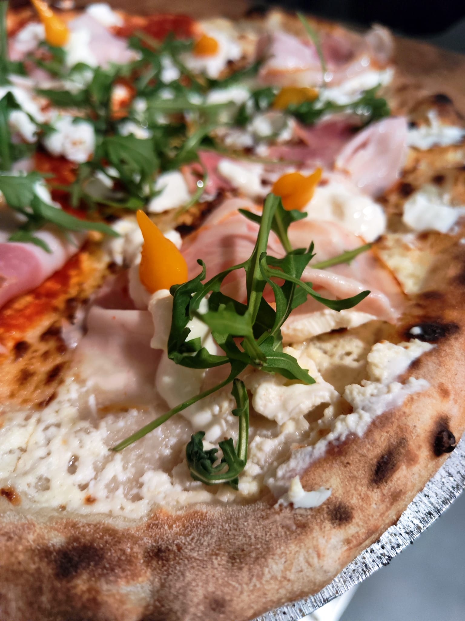Pizza bianca z szynką, ricottą i rukolą