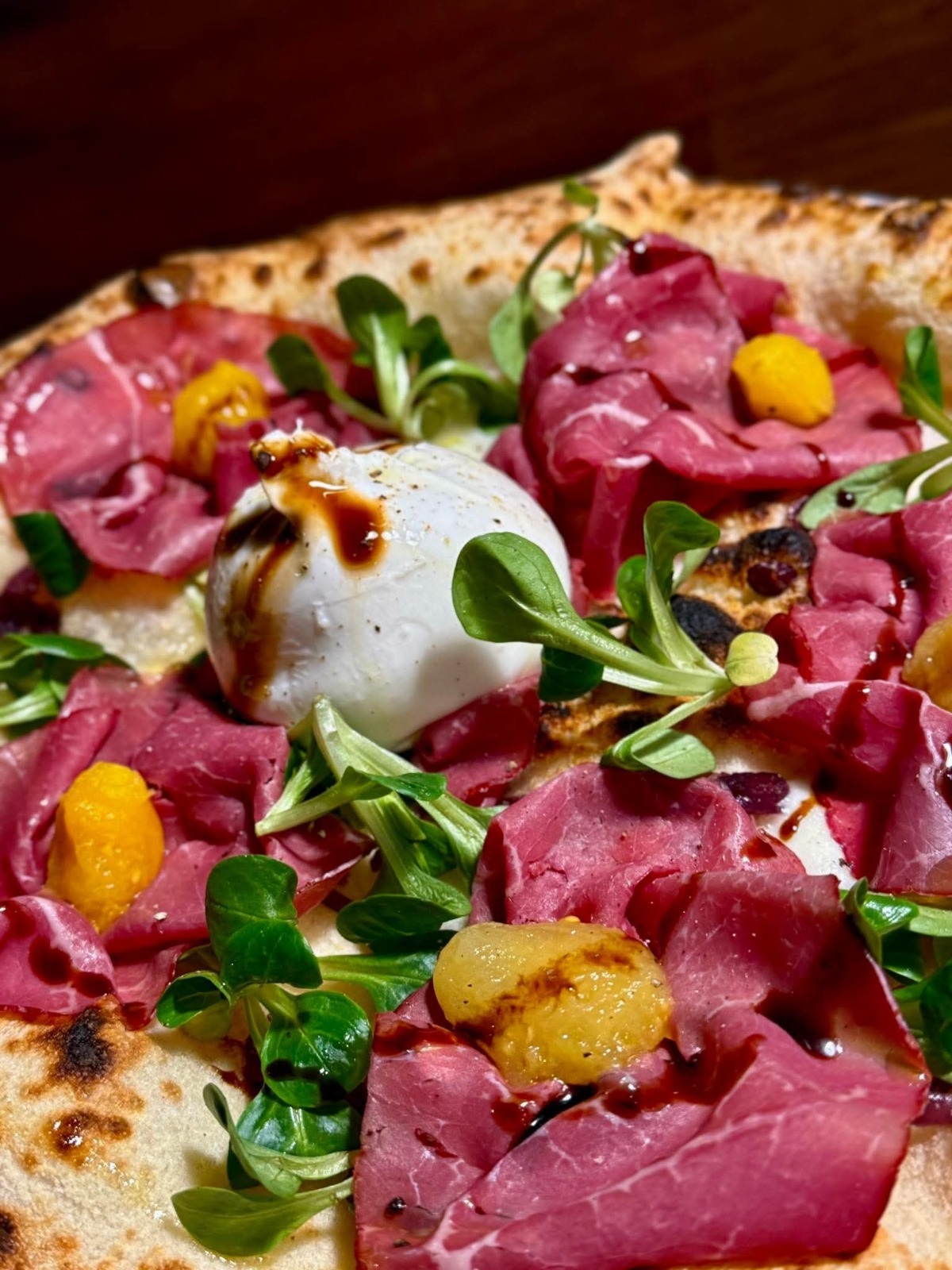 Pizza z bresaolą, burratą i roszponką