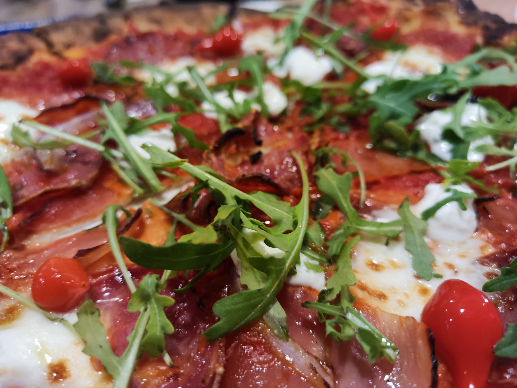 Pizza z bresaolą, mozzarellą i papryczkami